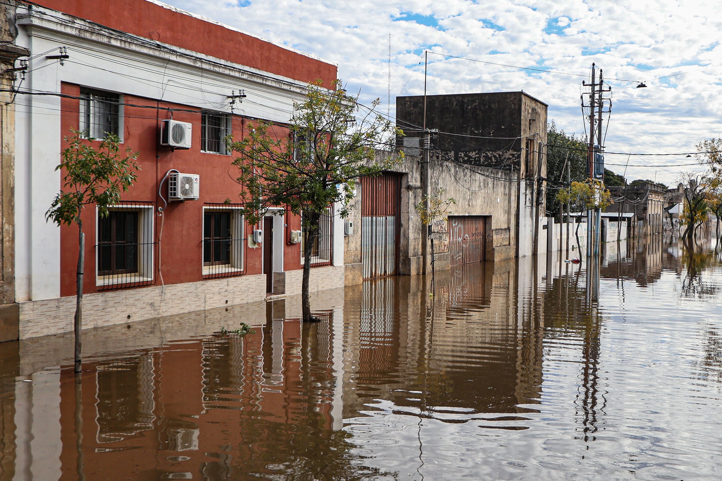 Una calle inundada, en Salto, Uruguay. 
