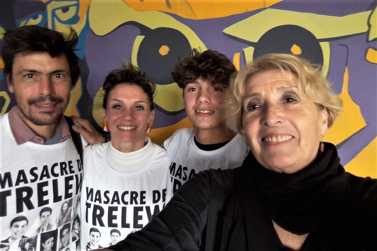 Monena en Trelew, con la hija de un compañero fusilado y su familia.