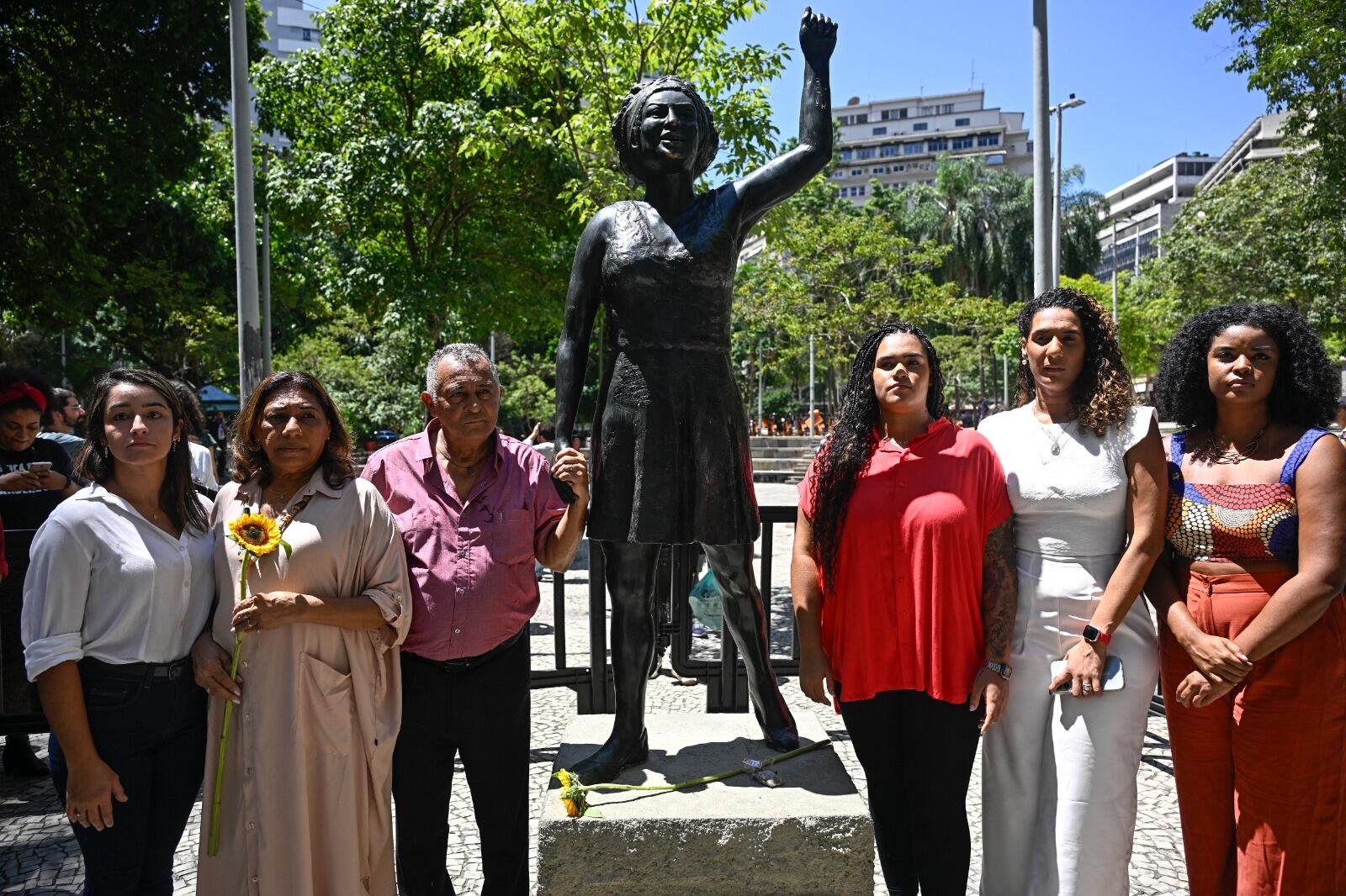 Familia y amigos junto a la estatua de Marielle Franco en Río de Janeiro.