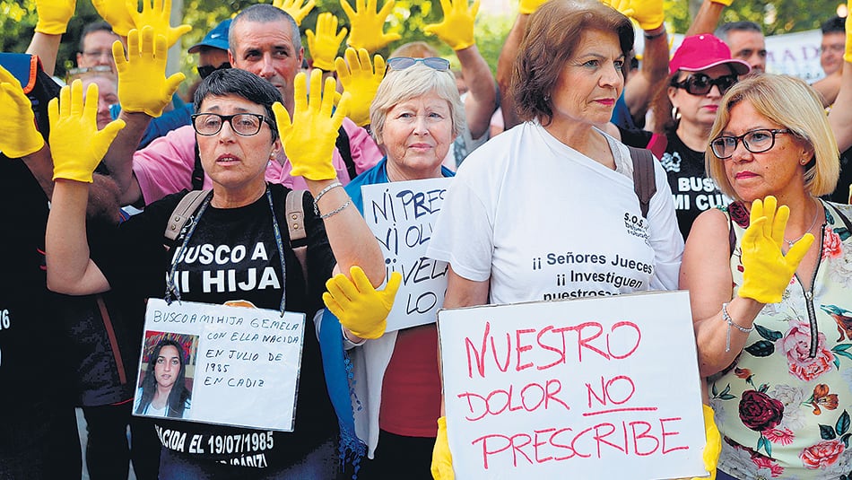 Víctimas de la trama de bebés robados se concentraron en la entrada de la Audiencia Provincial de Madrid.
