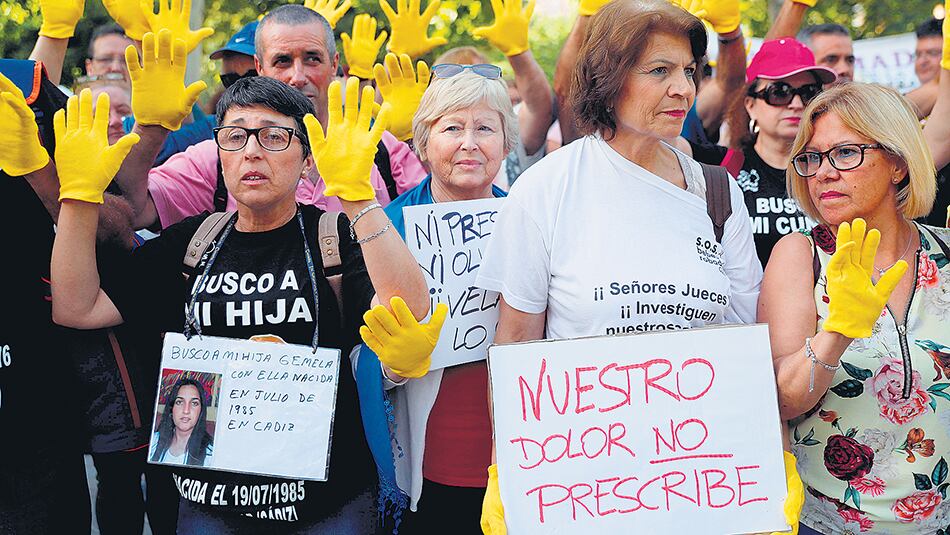 Víctimas de la trama de bebés robados se concentraron en la entrada de la Audiencia Provincial de Madrid.
