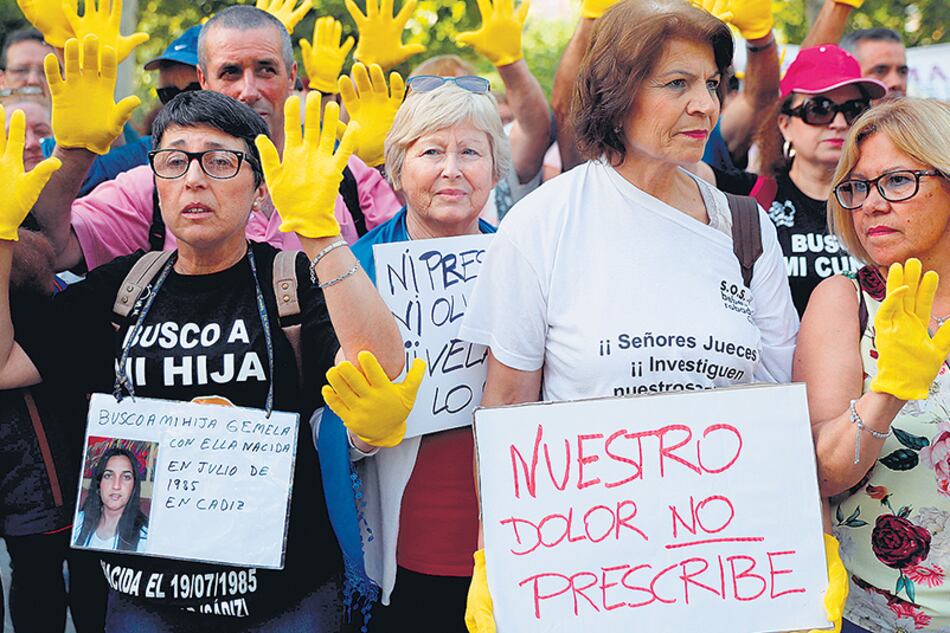 Víctimas de la trama de bebés robados se concentraron en la entrada de la Audiencia Provincial de Madrid.