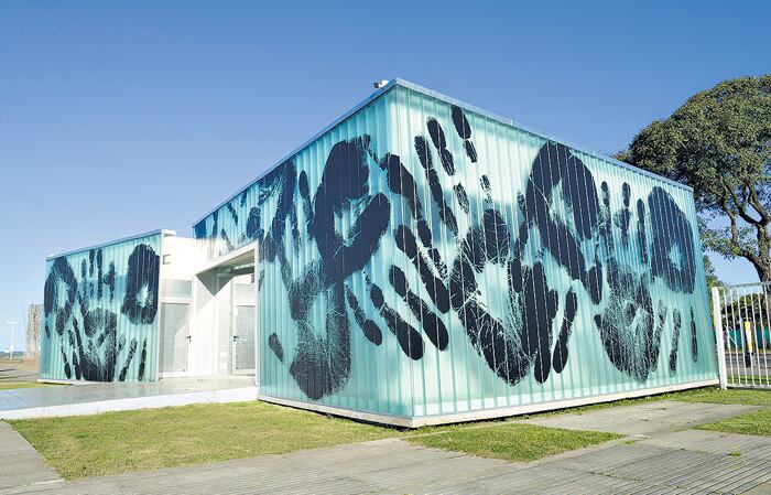 Obra de la brasileña Regina Silveira en el Parque de la Memoria.