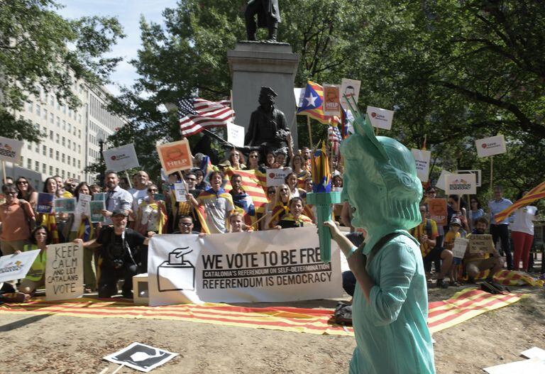Manifestación en Washington por la votación en Cataluña, mientras Rajoy se reunía con Trump.