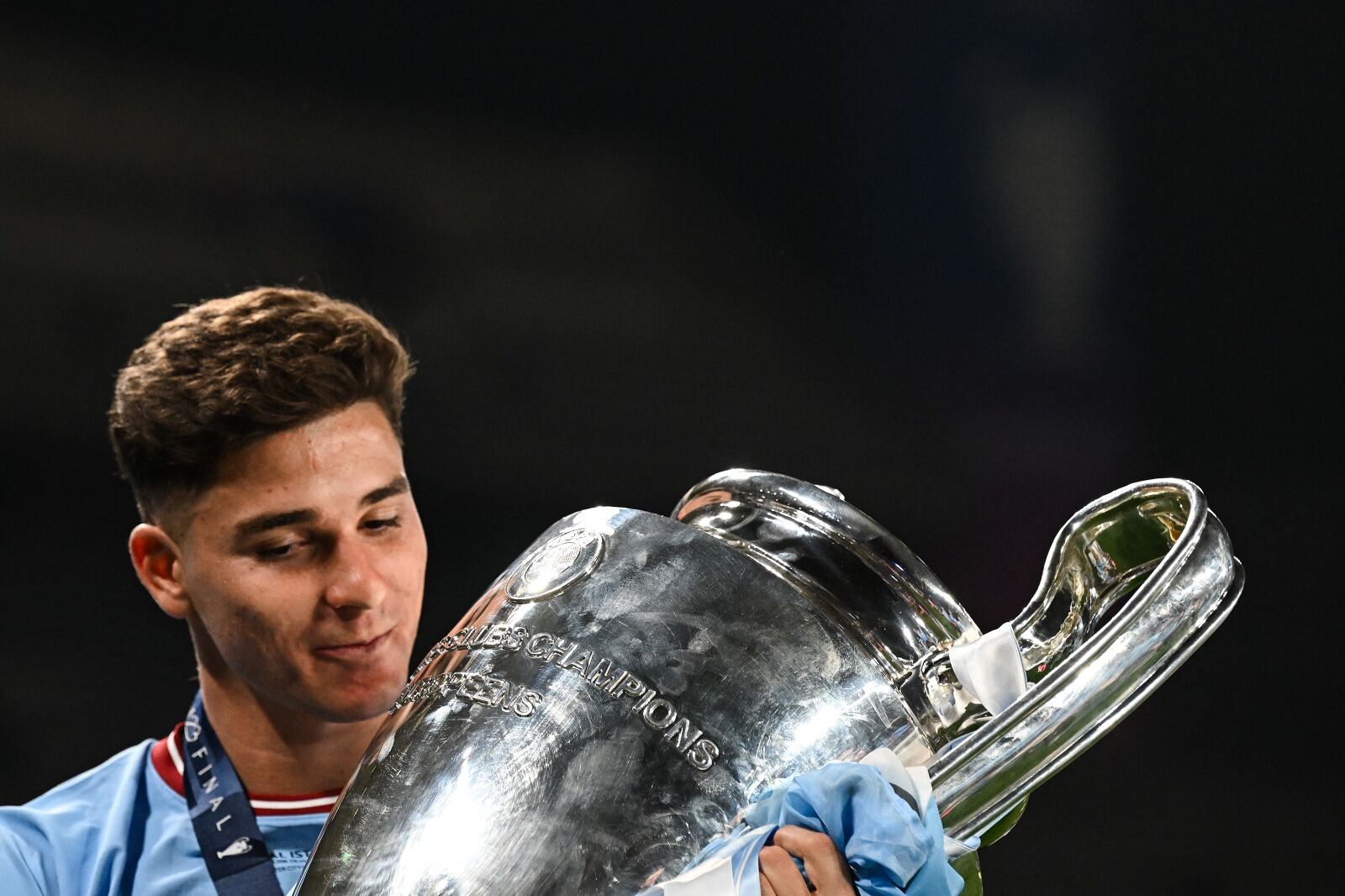Julián Álvarez con el trofeo de la Liga de Campeones