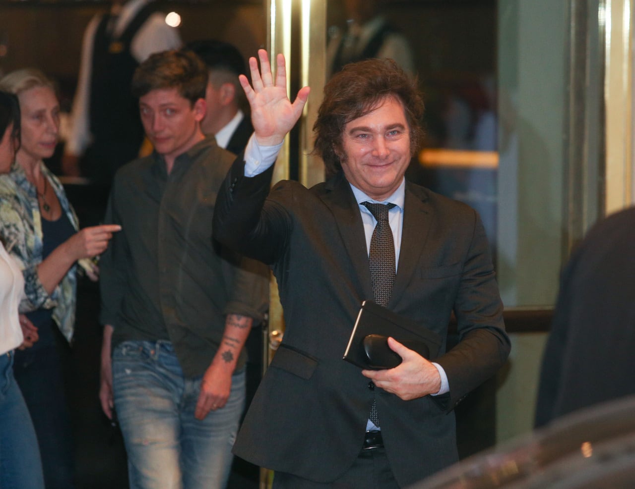 Milei, ya presidente electo, es aliado de Macri: antes lo defenestraba. 