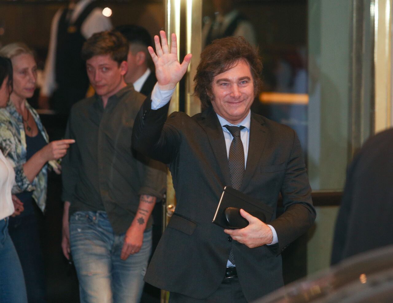 Milei, ya presidente electo, es aliado de Macri: antes lo defenestraba.