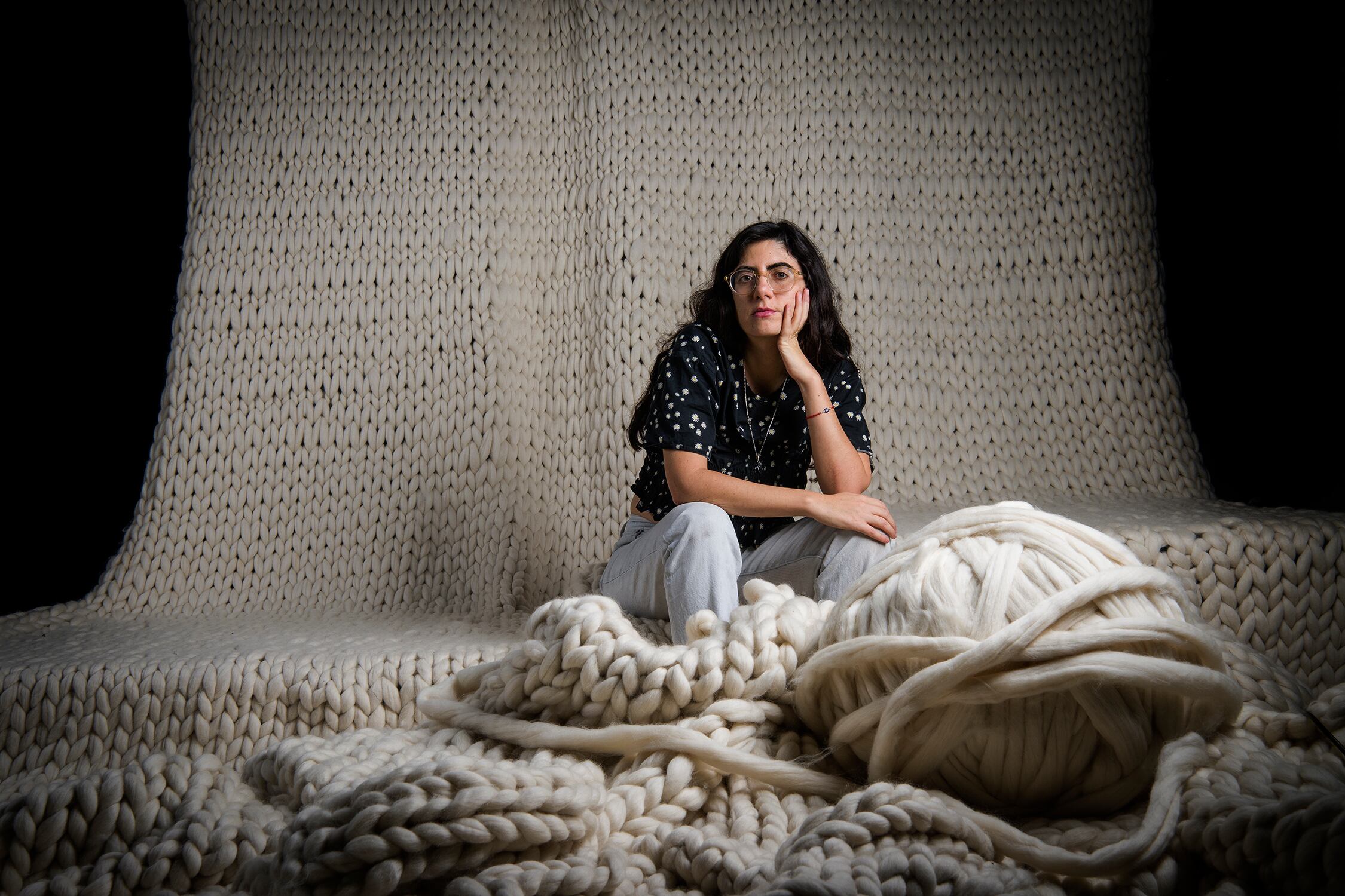 Agostina Luz López en la escenografía de Mariana Tirantte