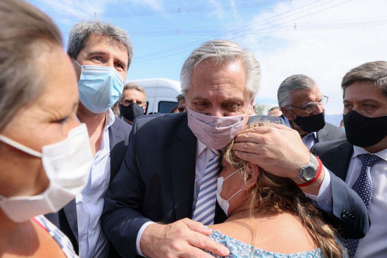 Fernández recorrió las zonas afectadas y prometió
