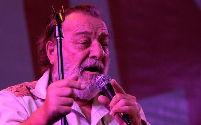 Manns había nacido en 1937 y apoyó a Salvador Allende. 