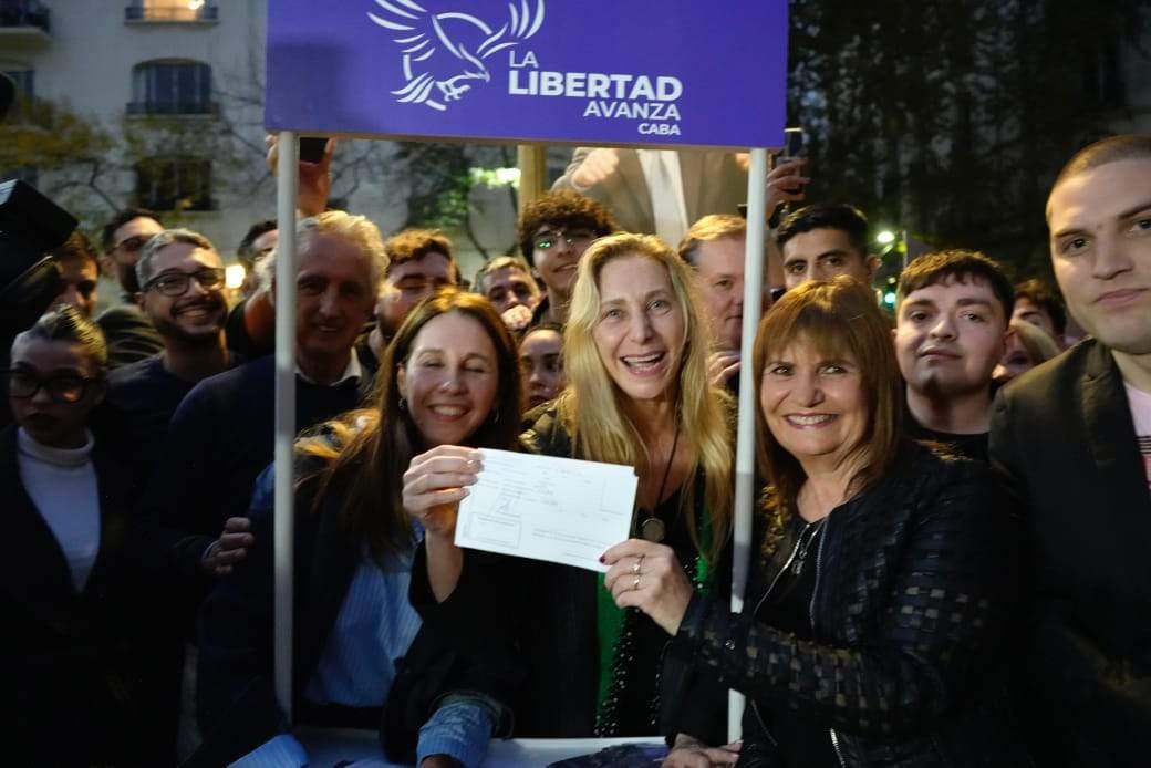 Patricia Bullrich abrazada a Karina Milei, durante la afiliación.