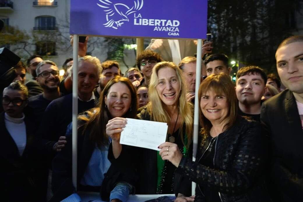 Patricia Bullrich abrazada a Karina Milei, durante la afiliación.