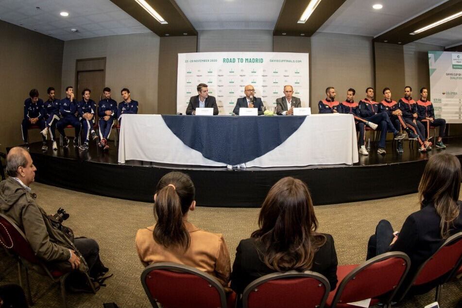 Imagen del sorteo, con los integrantes de los dos equipos y las autoridades de las federaciones.