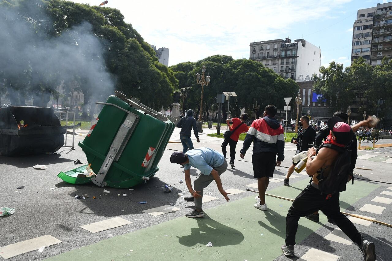 En el operativo se detuvo a uno de los sospechosos, además de gomeras, un bidón de nafta y prendas de vestir similares a las que quedaron registradas en las filmaciones de aquel día.