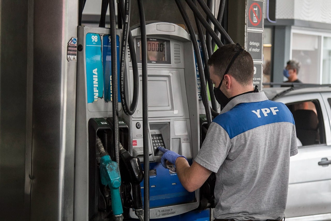 El precio por litro de la nafta premium de YPF llegó a $197,40. En Shell supera los $200