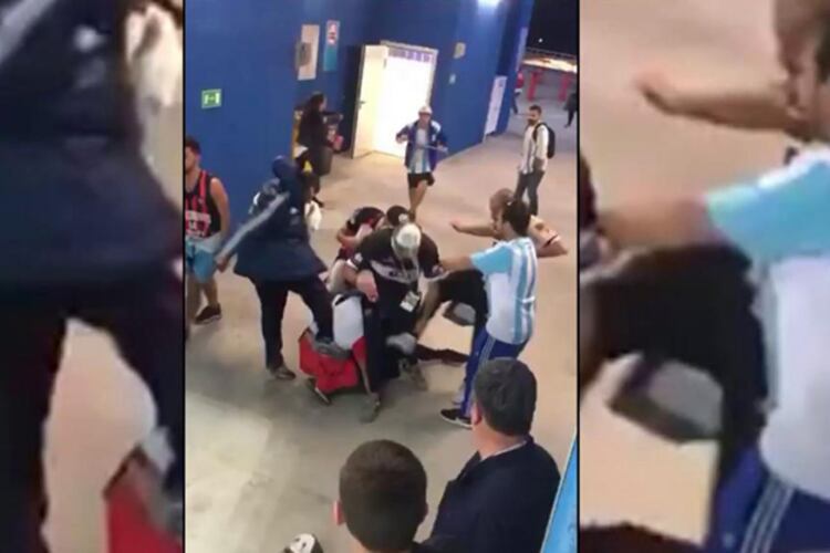 El momento del ataque a los hinchas de Croacia.