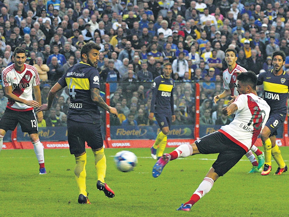 Gonzalo Martínez ya empalmó la pelota, sin dejarla picar, para introducirla entre el primer palo y el arquero Rossi. Gran definición del ex jugador de Huracán.