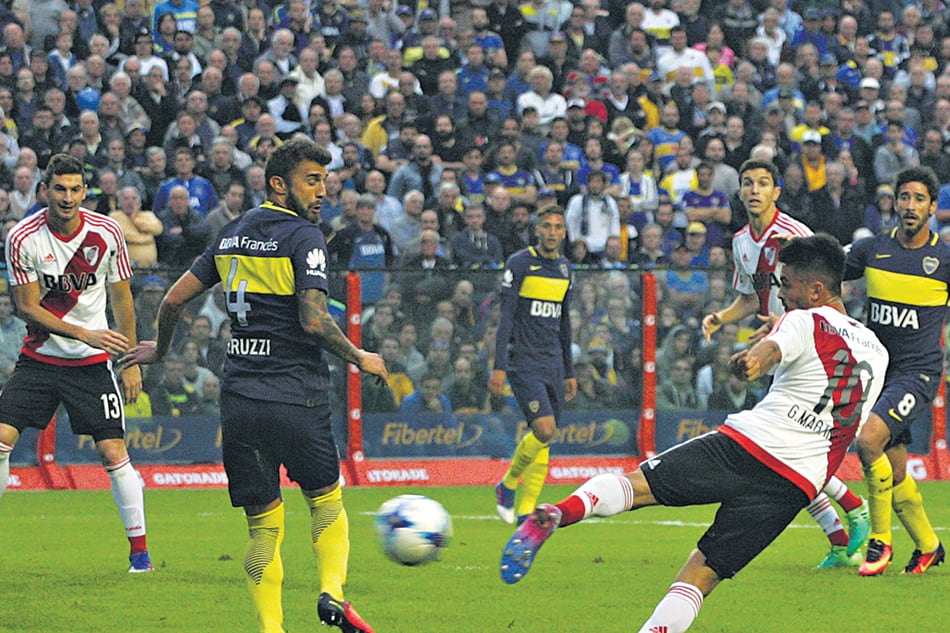 Gonzalo Martínez ya empalmó la pelota, sin dejarla picar, para introducirla entre el primer palo y el arquero Rossi. Gran definición del ex jugador de Huracán.