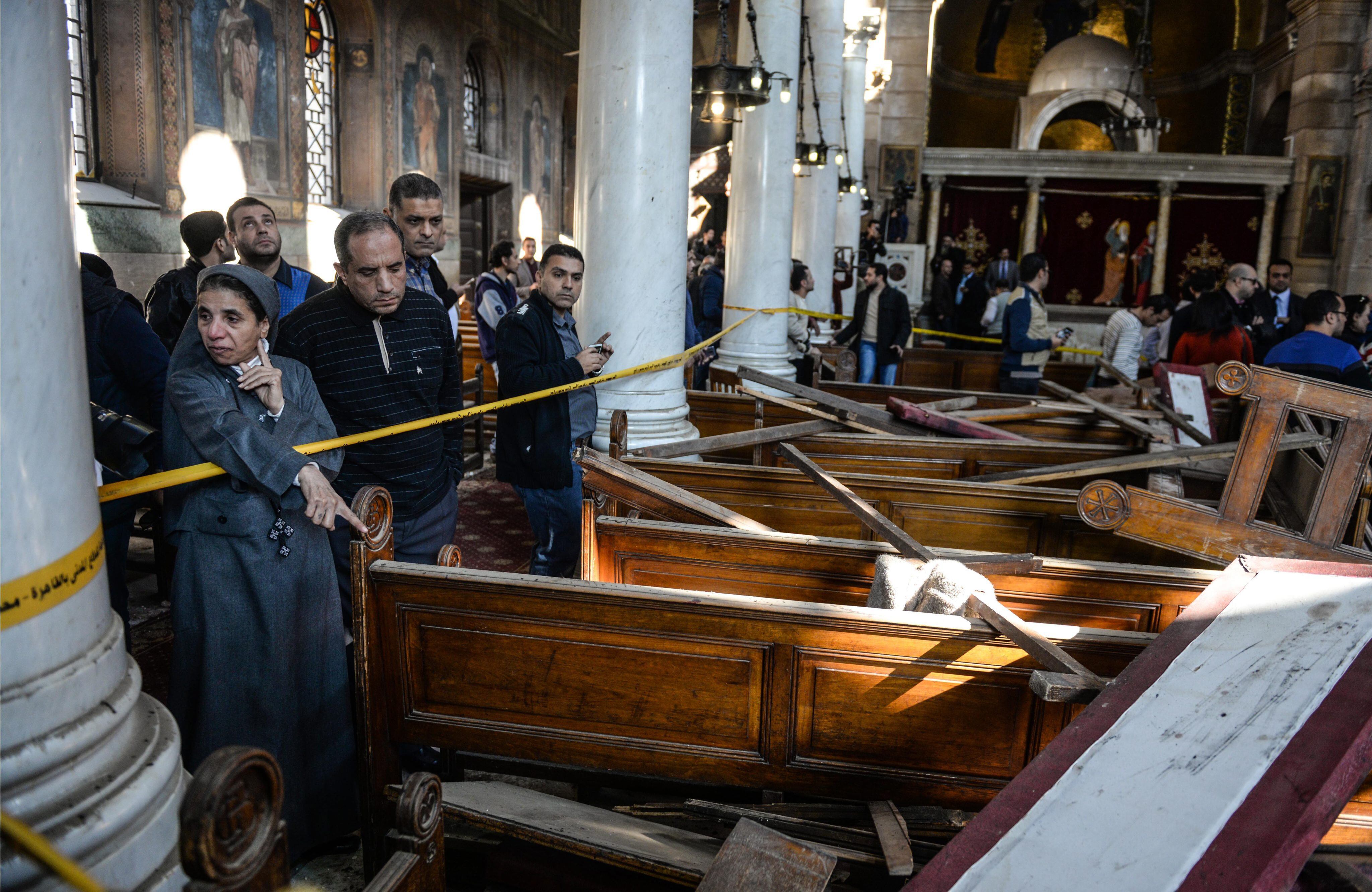 Confusión, pánico y gritos en la nave principal de la catedral cristiana de El Cairo.