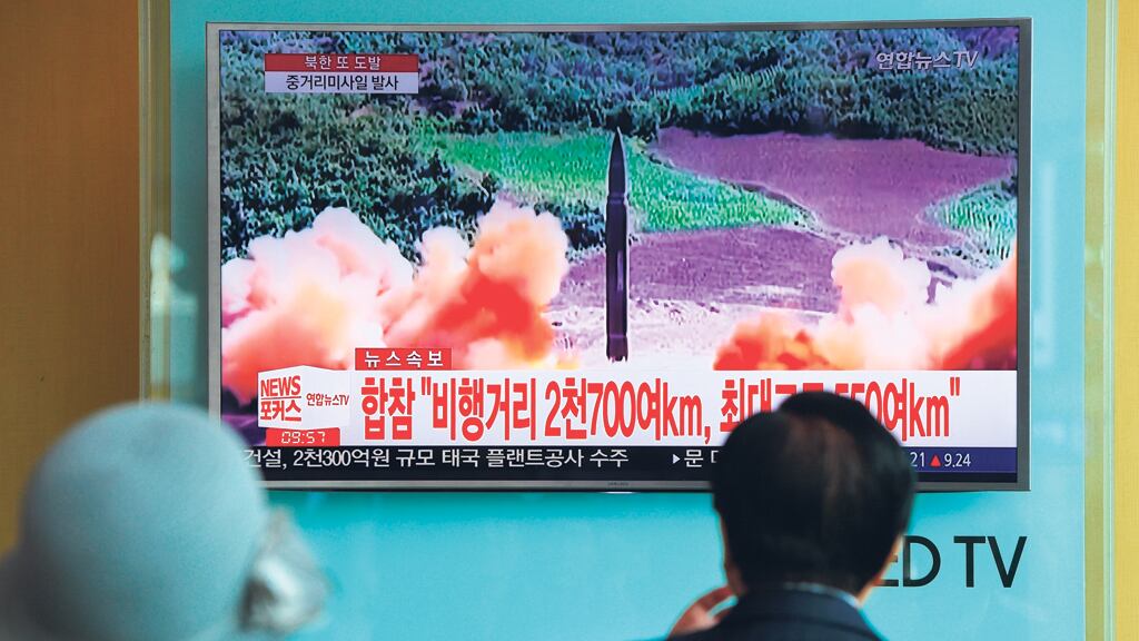 El lanzamiento del misil norcoreano visto desde una estación de micros en Seúl.