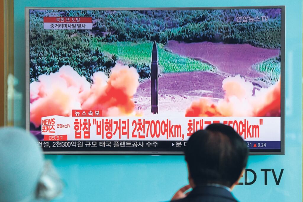 El lanzamiento del misil norcoreano visto desde una estación de micros en Seúl.