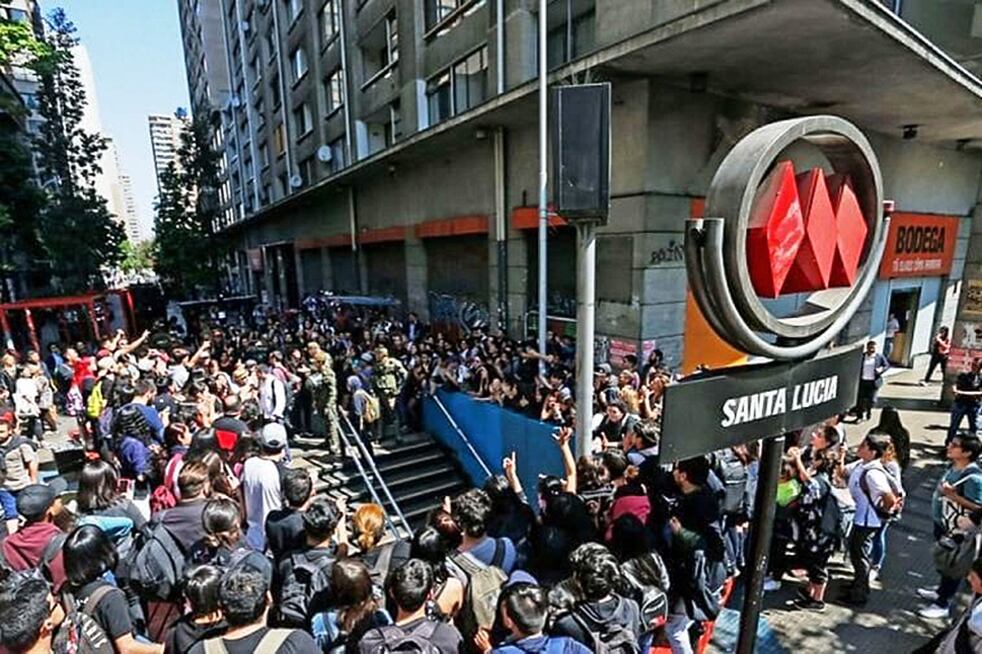 Estudiantes participan del mochilazo en una estación del centro de la capital chilena.