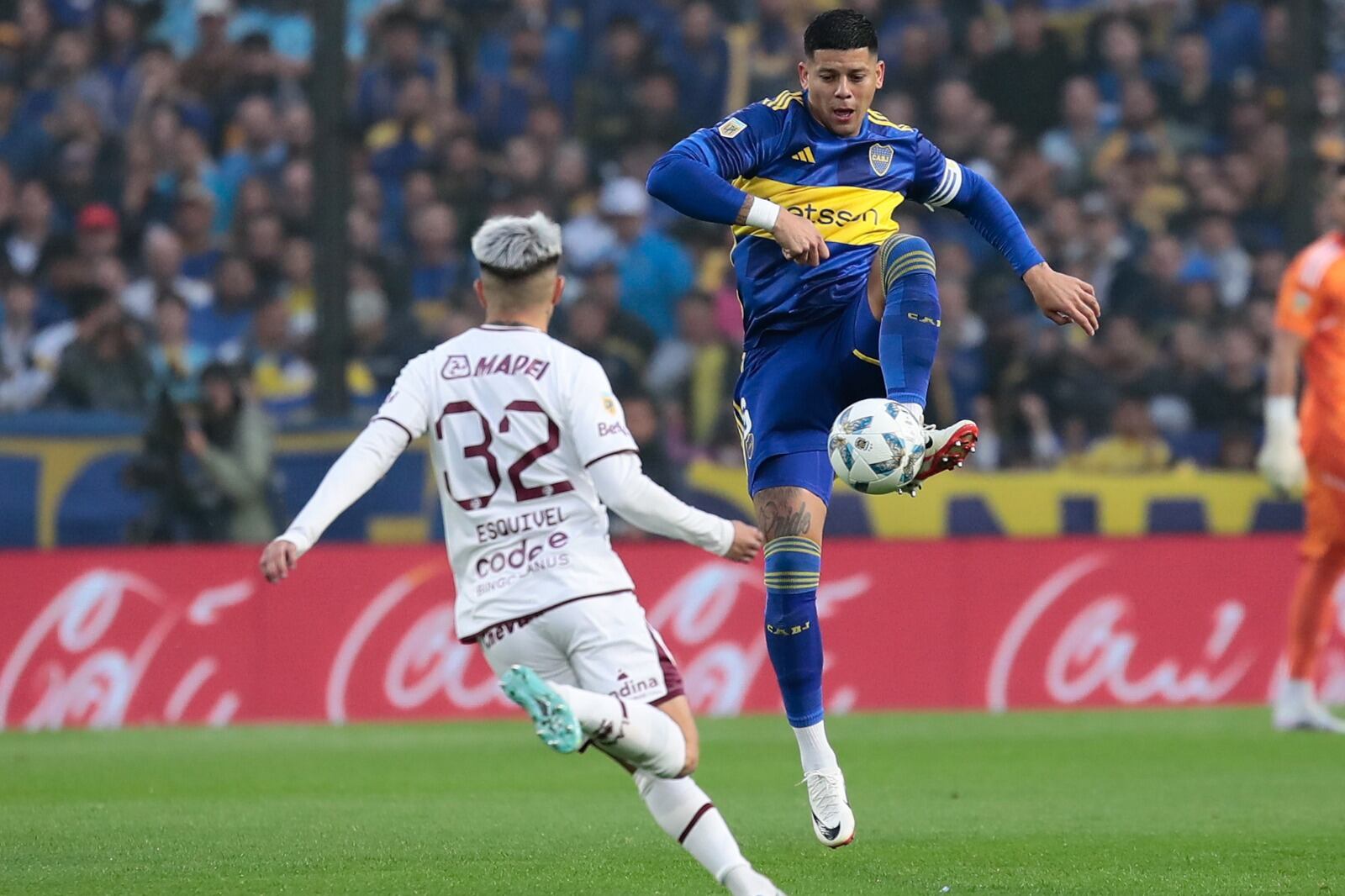 Rojo despeja ante Esquivel. Boca dio un paso atrás antes de Palmeiras