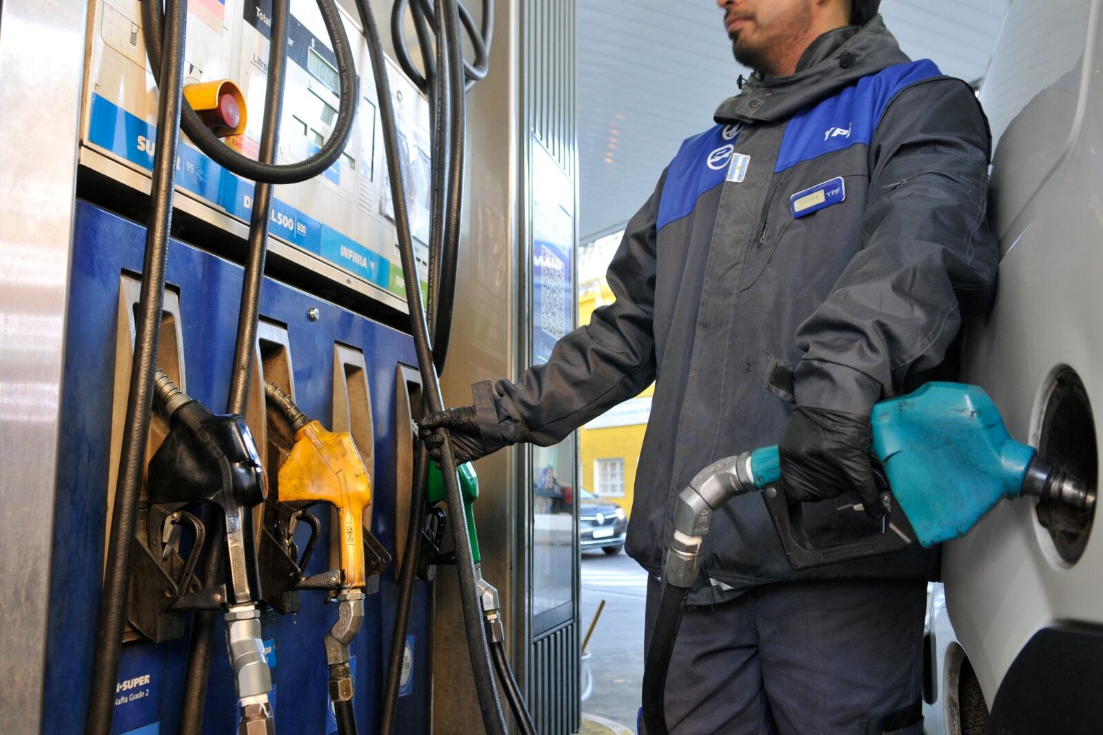 Subas en los combustibles, un ejemplo de las políticas de precios en sectores fuertemente concentrados.