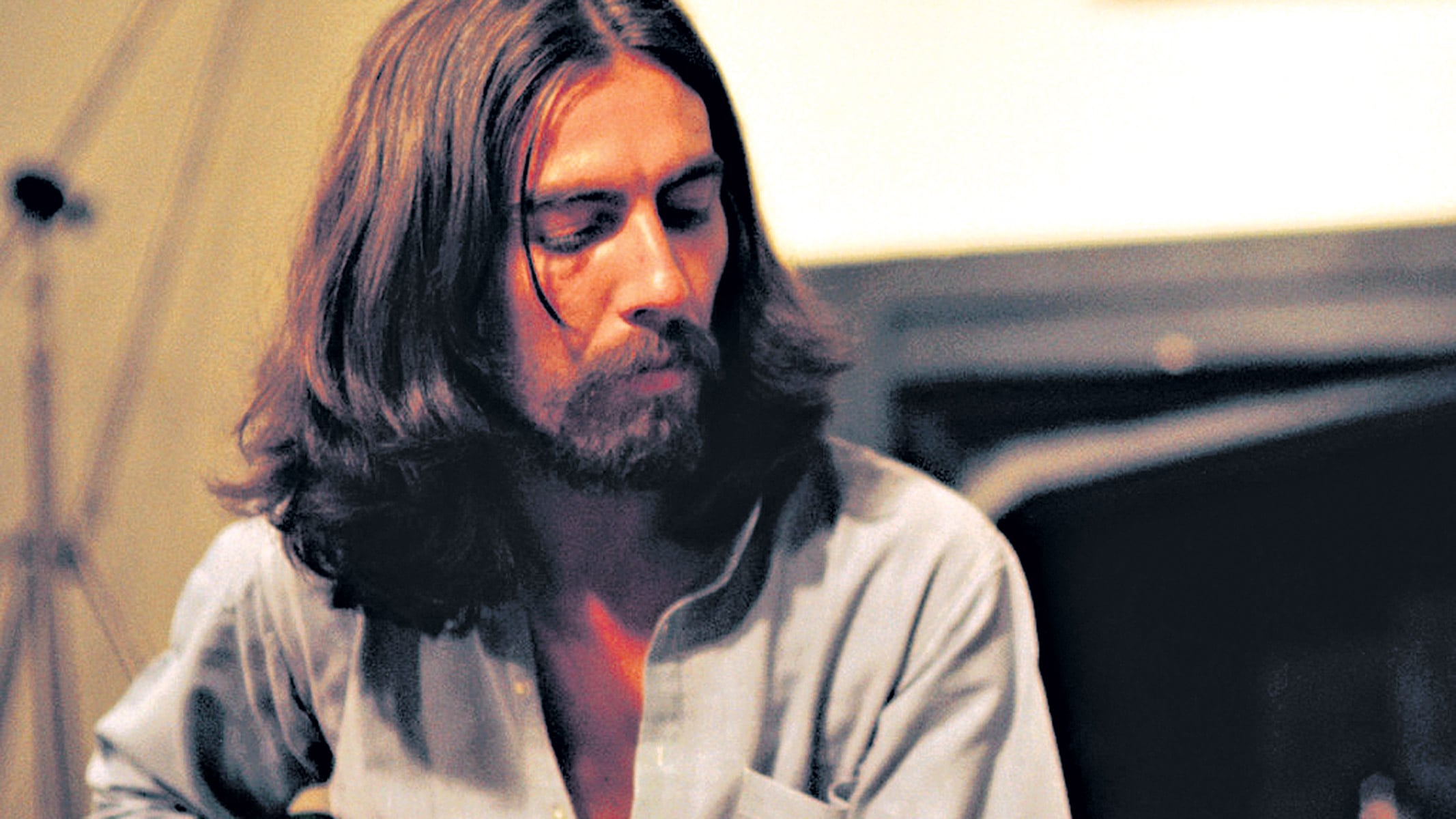 Dividida en dos partes, la segunda empieza con una discusión entre Paul y George, en Abbey Road.