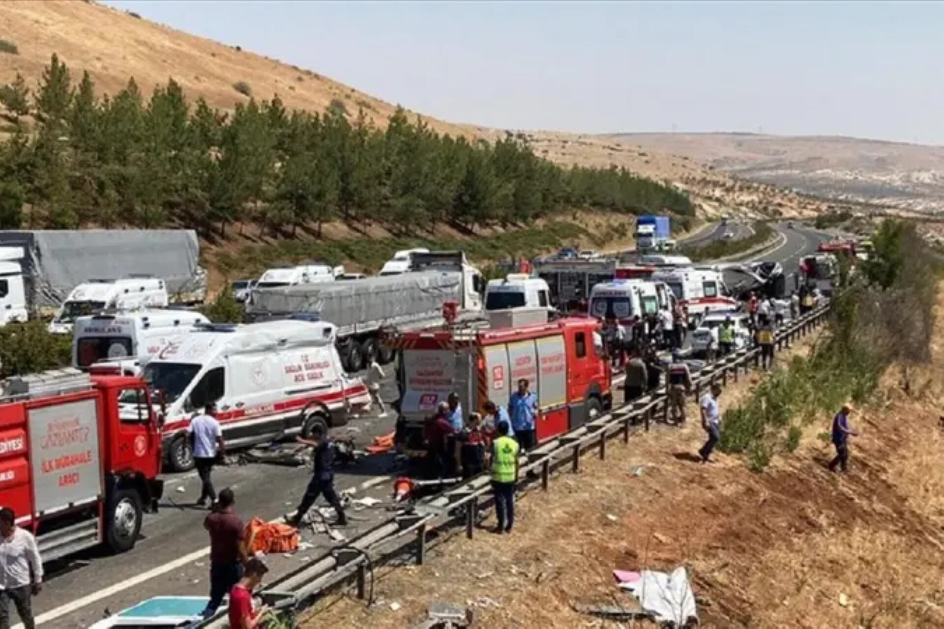 Un accidente múltiple en una ruta en el sur de Turquía causó conmoción.