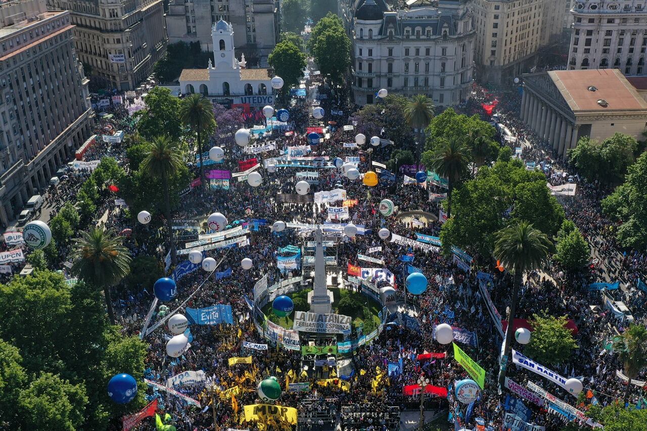 Minuto a minuto, el acto en Plaza de Mayo por el Día de la Democracia