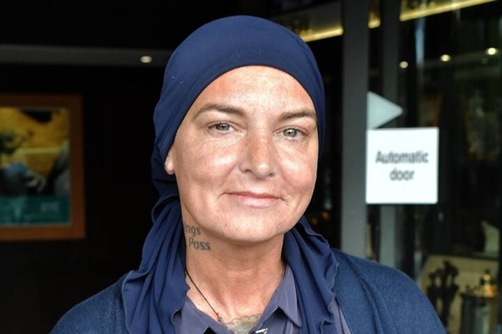 Sinéad O'Connor convertida al islamismo en 2018, tomó el nombre de Shuhada' Davitt.