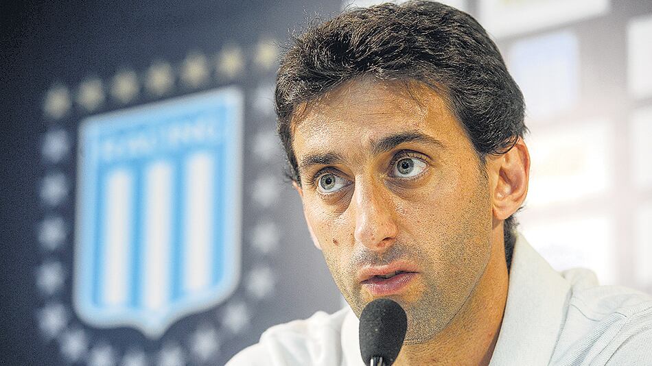 Diego Milito se presenta hoy y mañana viaja para el sorteo de la Copa Libertadores.