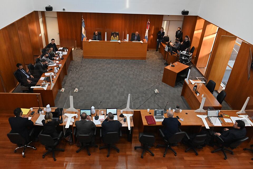 La primera audiencia, con los acusados siguiendo el juicio desde sus lugares de detención.