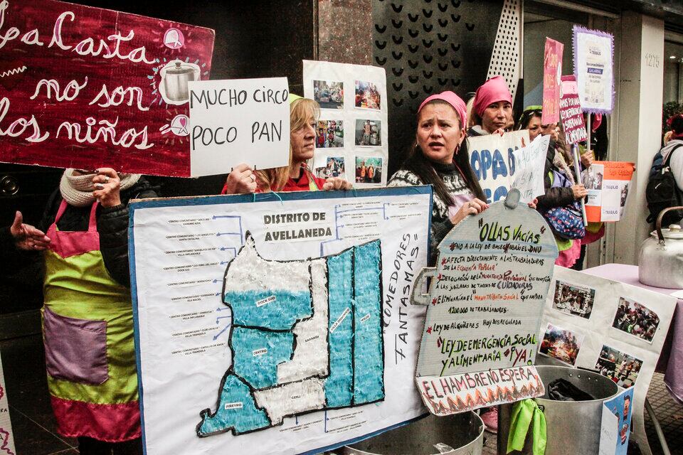 Fila de comedores en las puertas del Ministerio de Capital (In)Humano