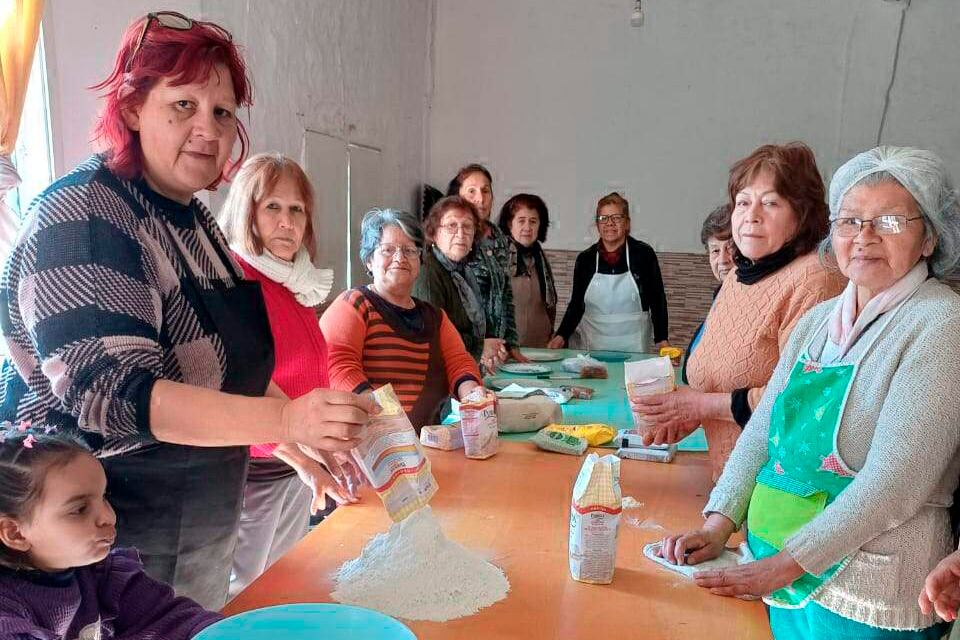 Los jubilados resisten, como pueden, las esquirlas de la motosierra social.