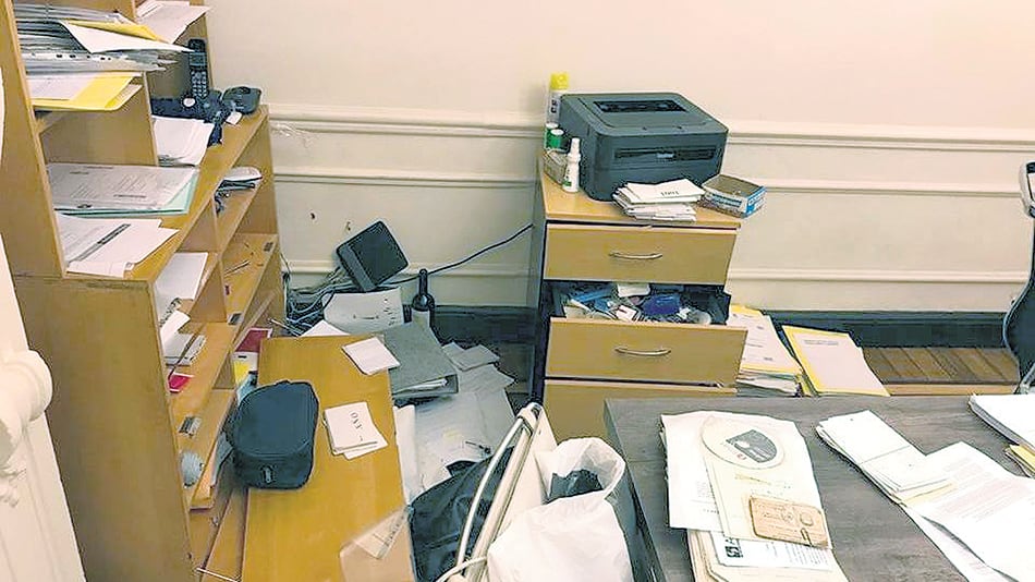 Quienes ingresaron sólo abrieron los cajones y las carpetas de los abogados del estudio.