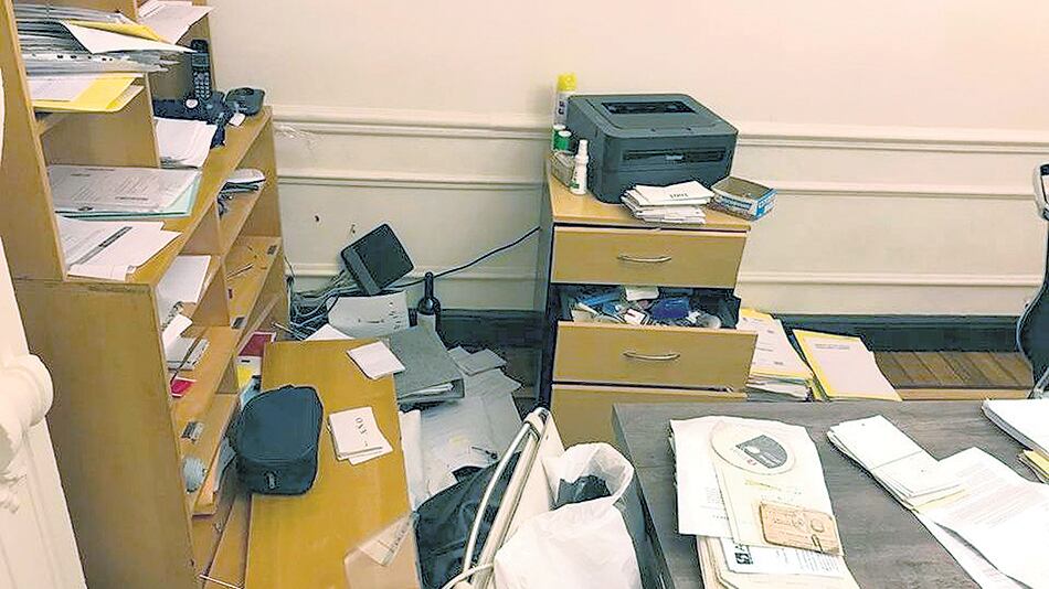 Quienes ingresaron sólo abrieron los cajones y las carpetas de los abogados del estudio.