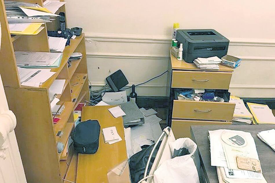 Quienes ingresaron sólo abrieron los cajones y las carpetas de los abogados del estudio.