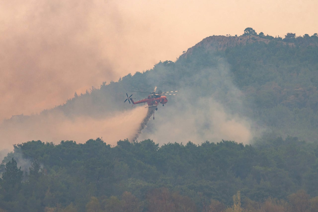 Los griegos combaten el fuego desde el aire en Evros. 
