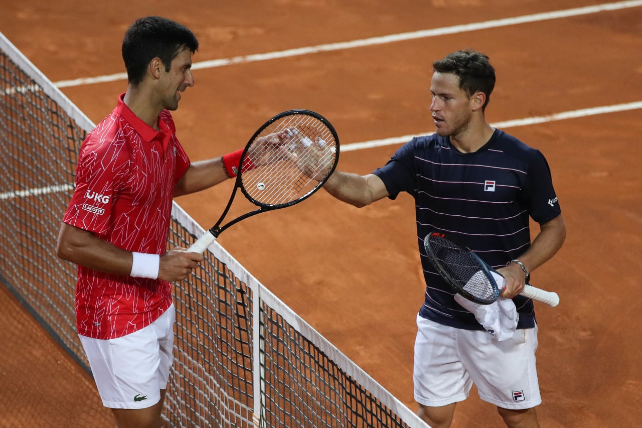 El saludo de Djokovic con Schwartzman tras la derrota del argentino. 
