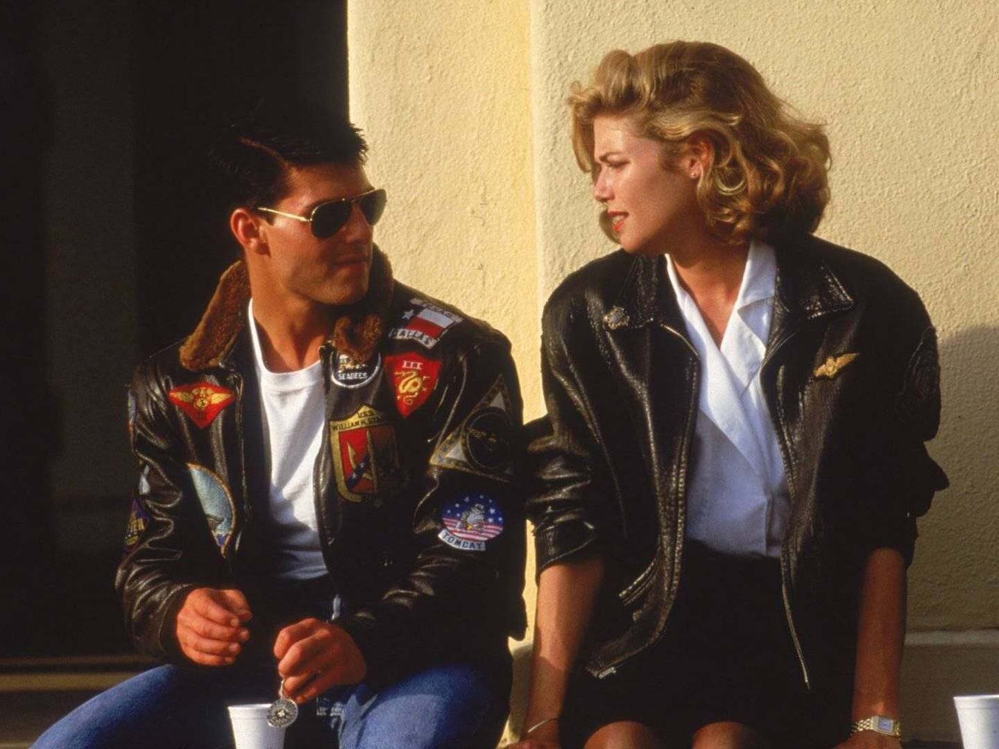 Tom Cruise con Kelly McGillis, en la primera Top Gun. La secuela omitió a la partenaire femenina.