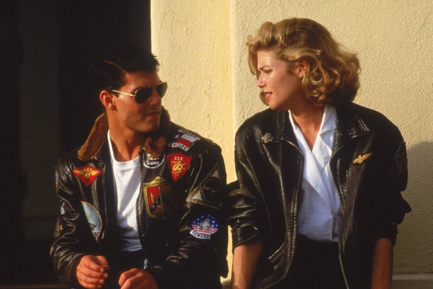 Tom Cruise con Kelly McGillis, en la primera Top Gun. La secuela omitió a la partenaire femenina.