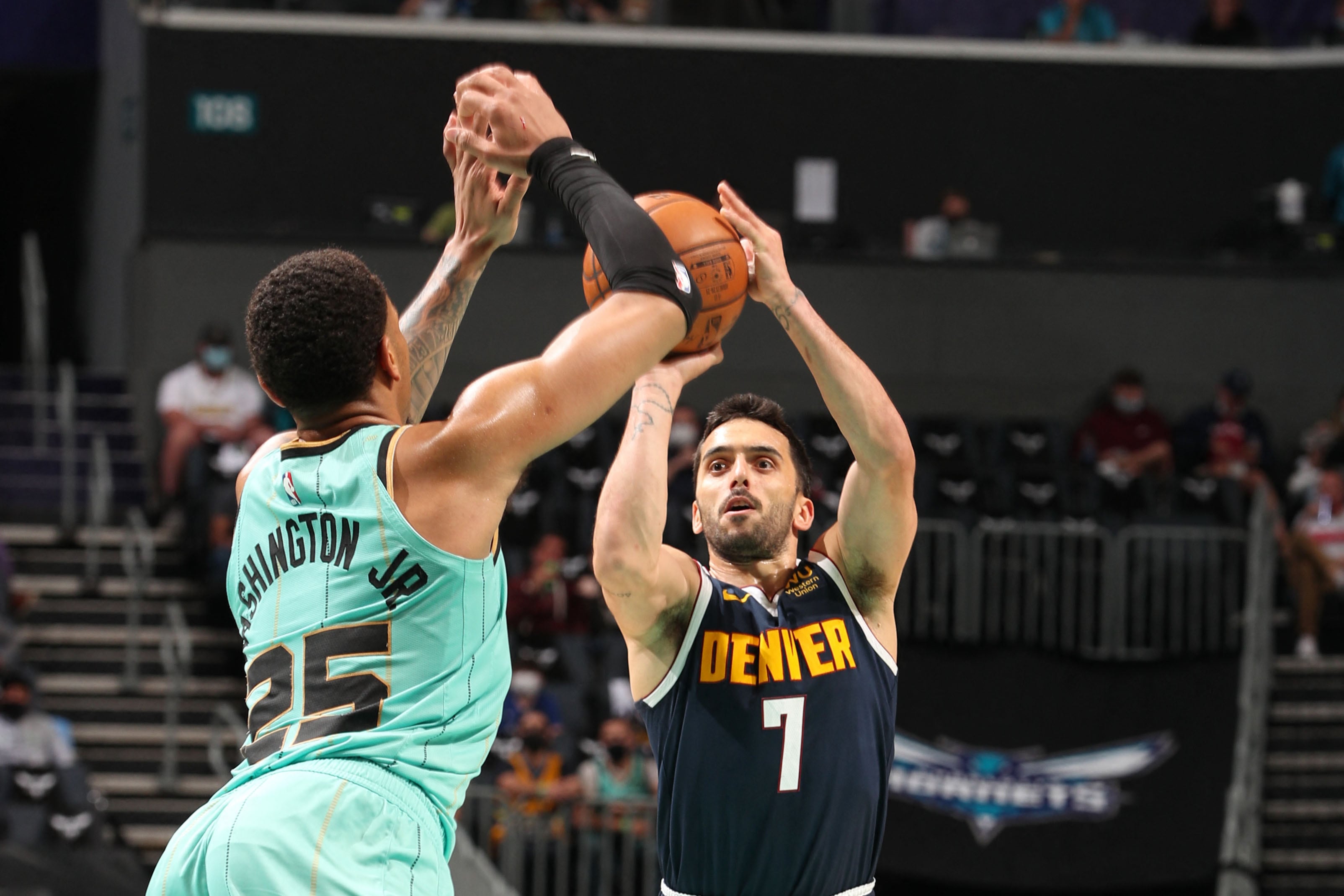 Facundo Campazzo sorprendió con un "pase de bowling" en la victoria de Denver Nuggets antes Charlotte Hornets.