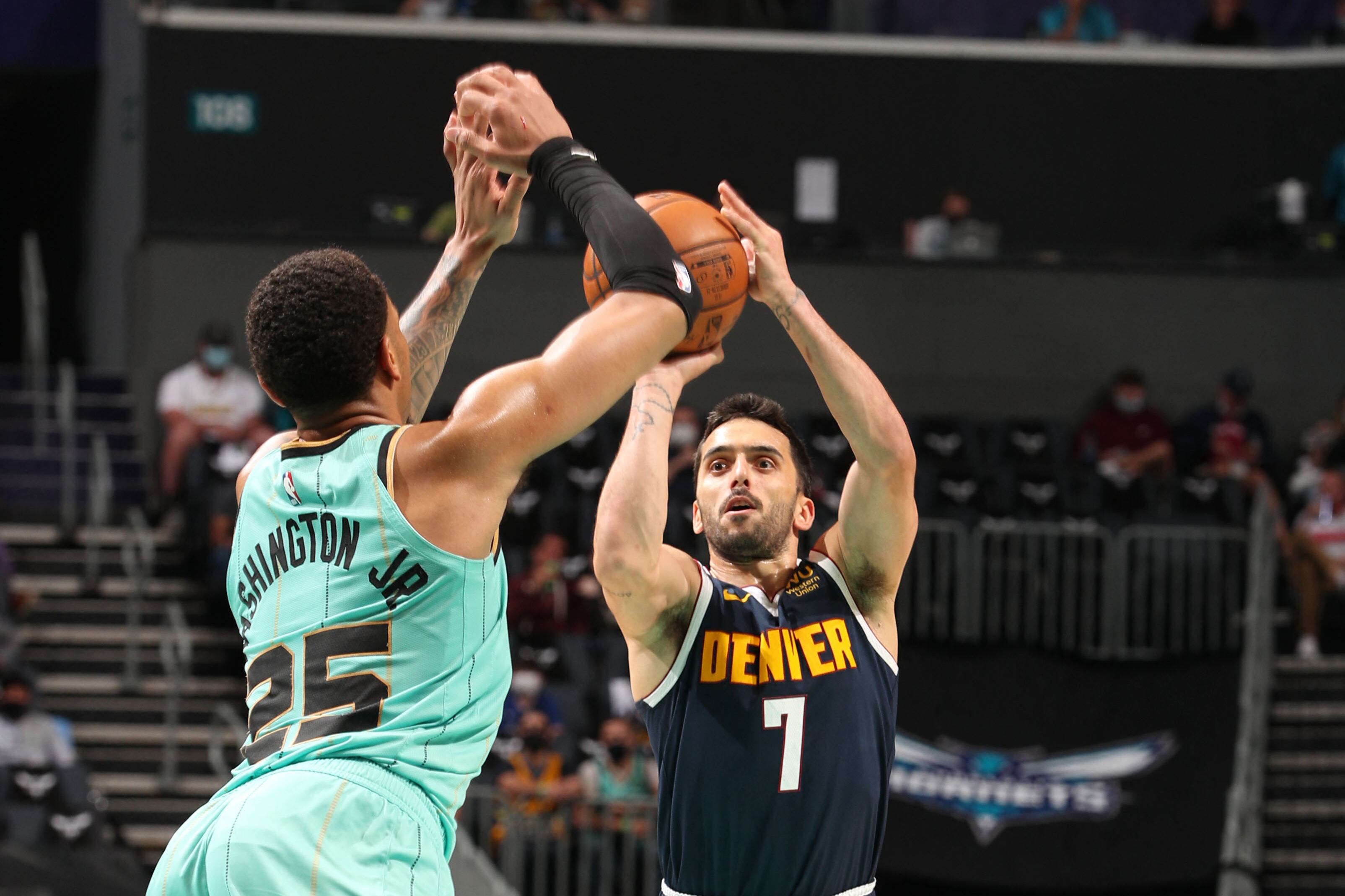 Facundo Campazzo sorprendió con un "pase de bowling" en la victoria de Denver Nuggets antes Charlotte Hornets.