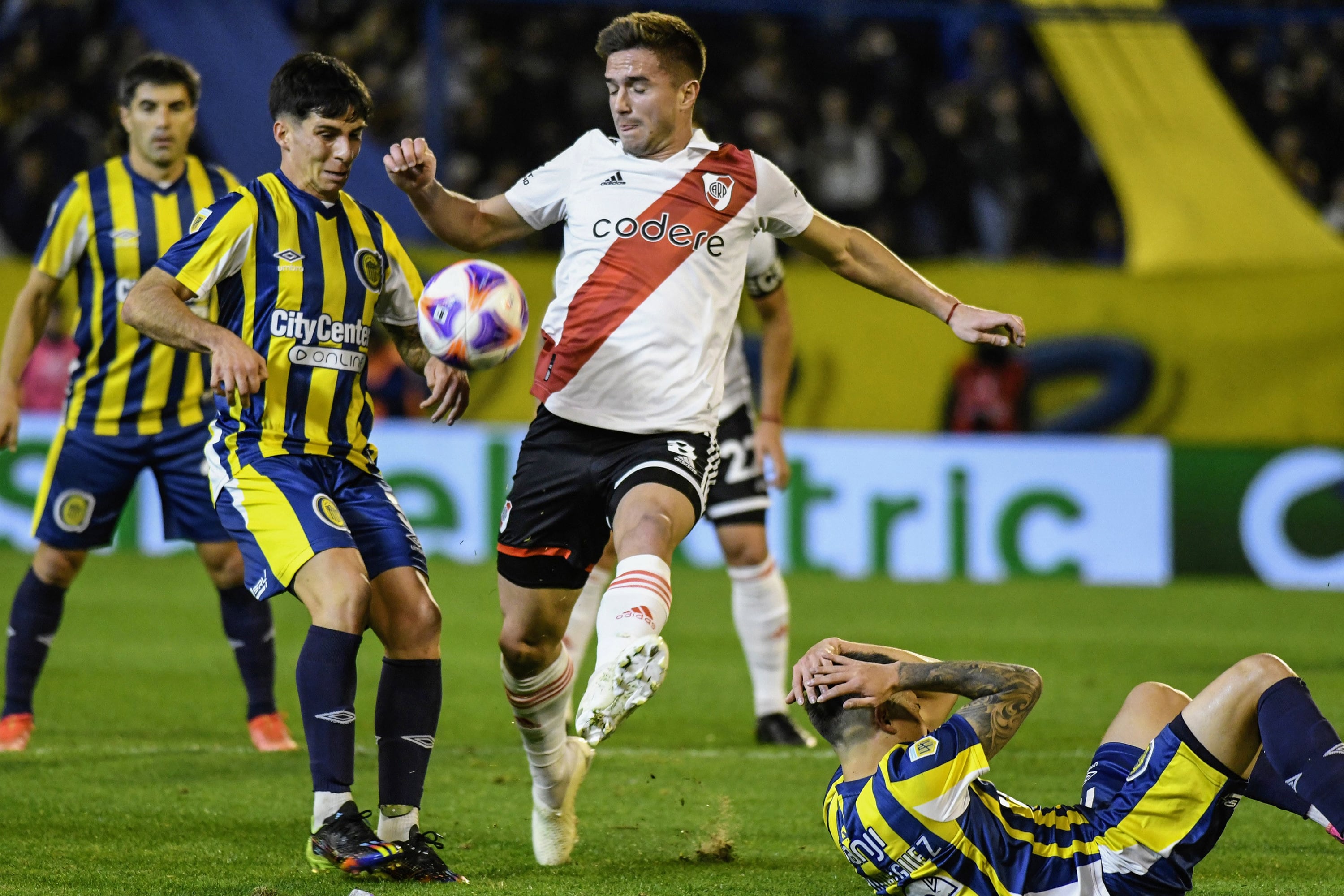 Palavecino intenta avanzar ante la marca de un jugador local