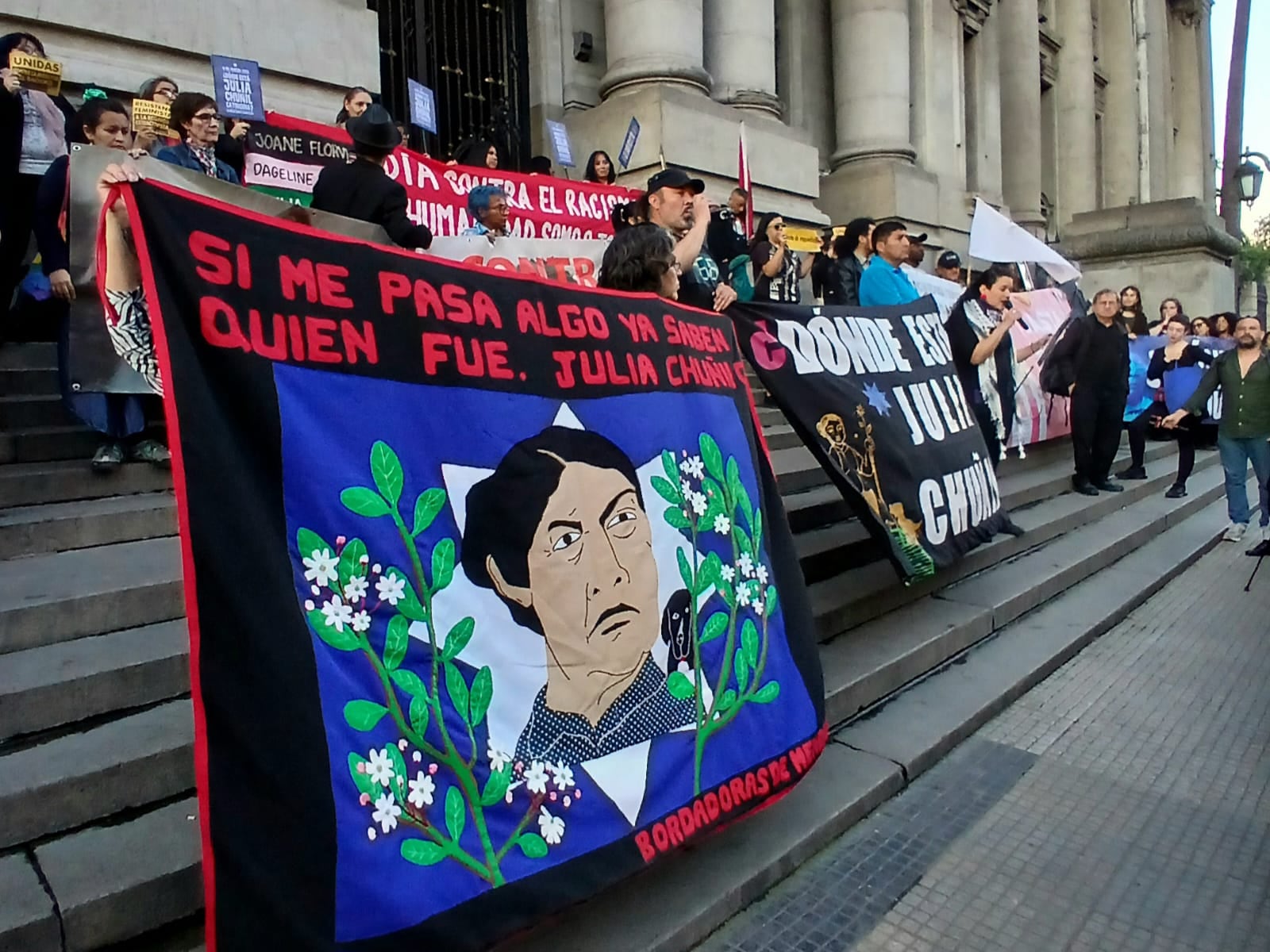 Familiares, compañeras y compañeros de Julia Chuñil reclamaron justicia en las escalinatas del tribunal chileno.