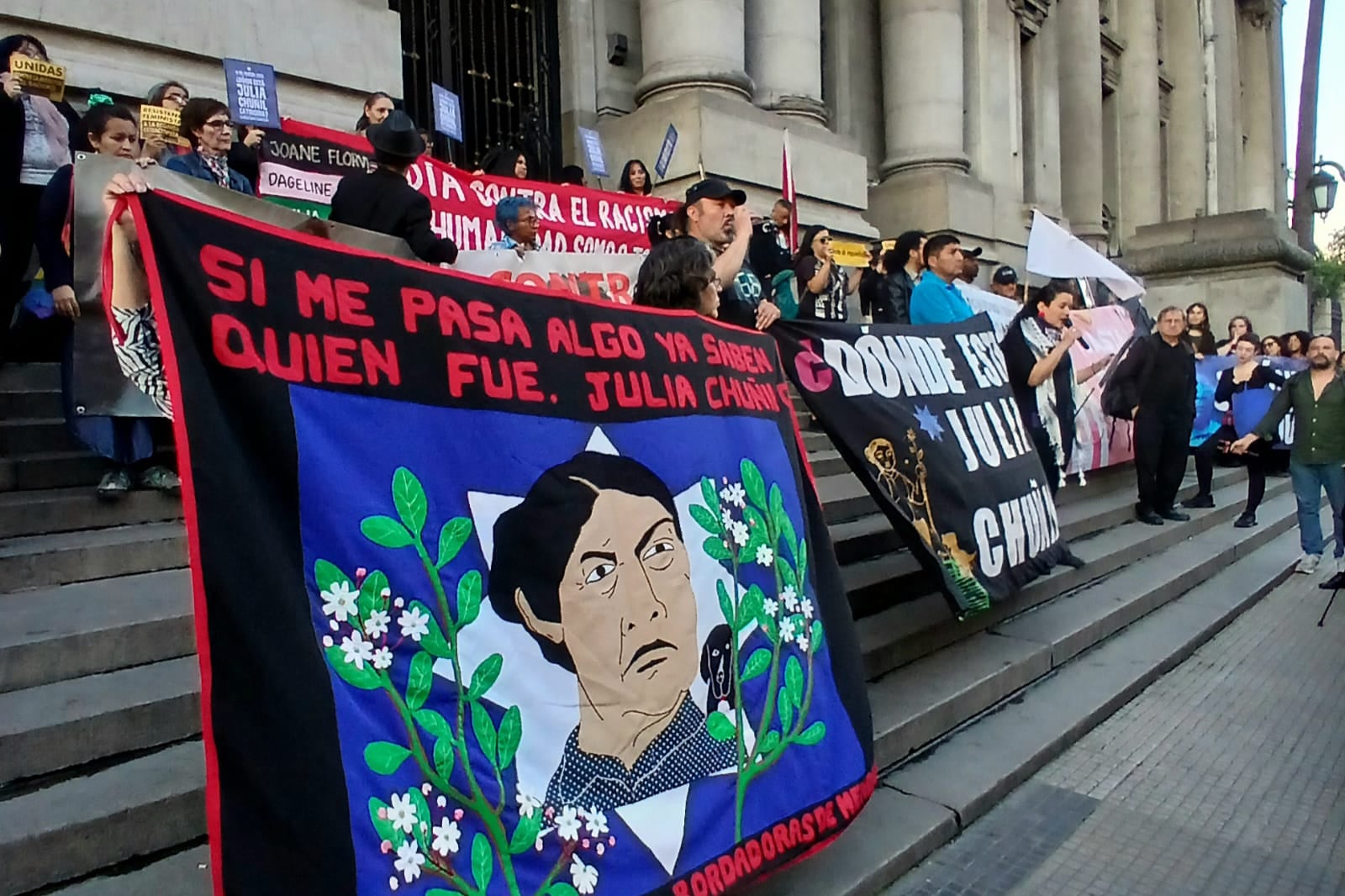 Familiares, compañeras y compañeros de Julia Chuñil reclamaron justicia en las escalinatas del tribunal chileno.