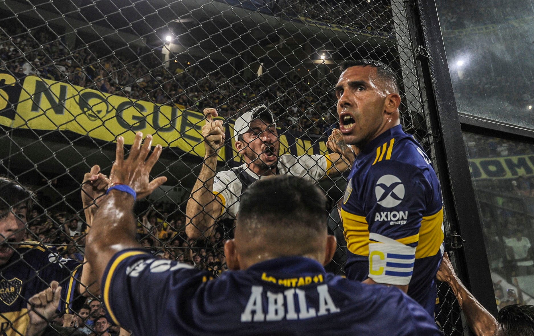 El alocado festejo de Tevez, con Wanchope Ábila.