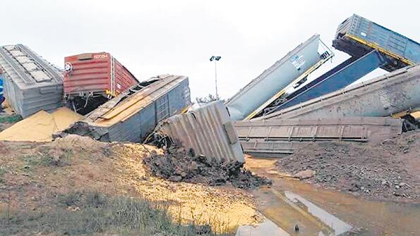 El tren de carga descarriló el jueves entre las localidades santafesinas de Coronda y Arocena.